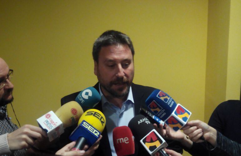 José Luis Soro, consejero de Vertebración del Territorio, atendiendo a los medios de comunicación