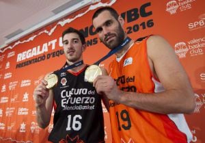 GRA155 VALENCIA, 24/09/2015.- Los jugadores Guillem Vives (i) y Fernando San Emeterio (d) muestran la medalla de oro conseguida en el Eurobasket durante la presentación de las nuevas equipaciones del Valencia Basket. EFE/ Miguel Angel Polo