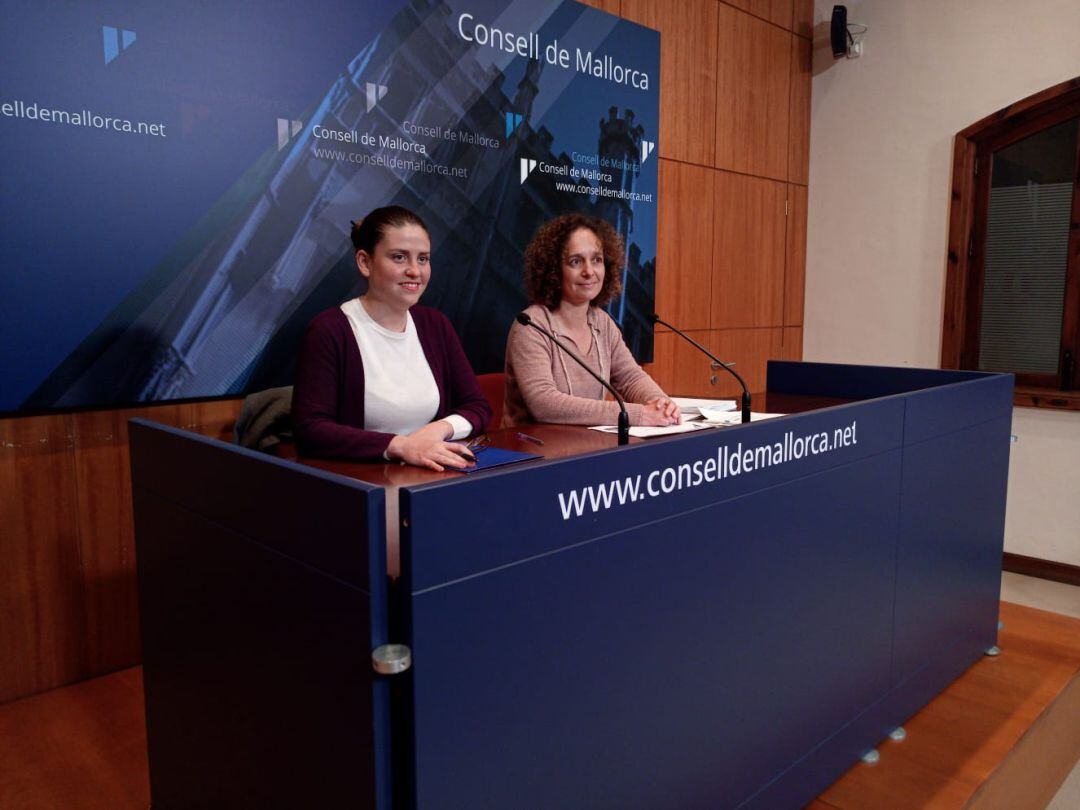 La consellera insual de Sostenibilidad, Aurora Ribot, y la directora general de Residuos, Patricia Arbona.