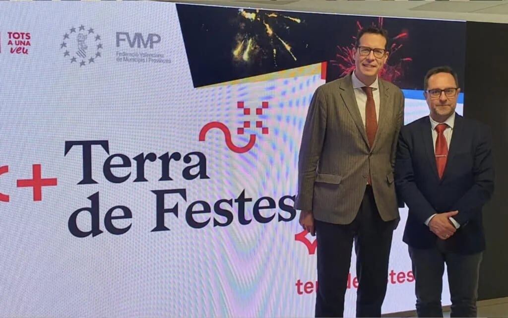 Rubén Alfaro, alcalde de Elda y Pedro Serrano, presidente de la Junta Central de Moros y Cristianos Elda en Terra de Festes