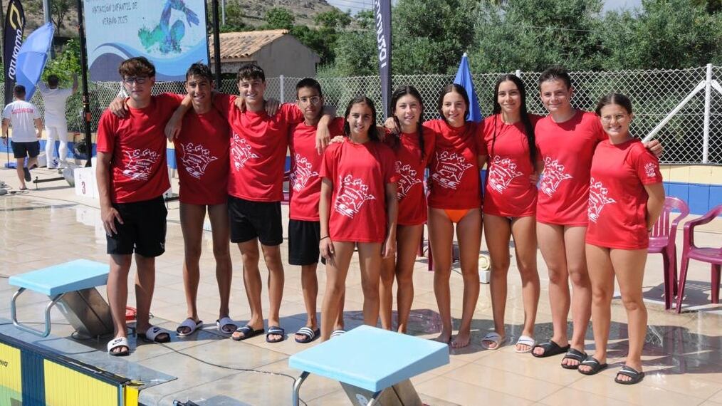 Componentes de la sección de natación del Centro Excursionista Eldense