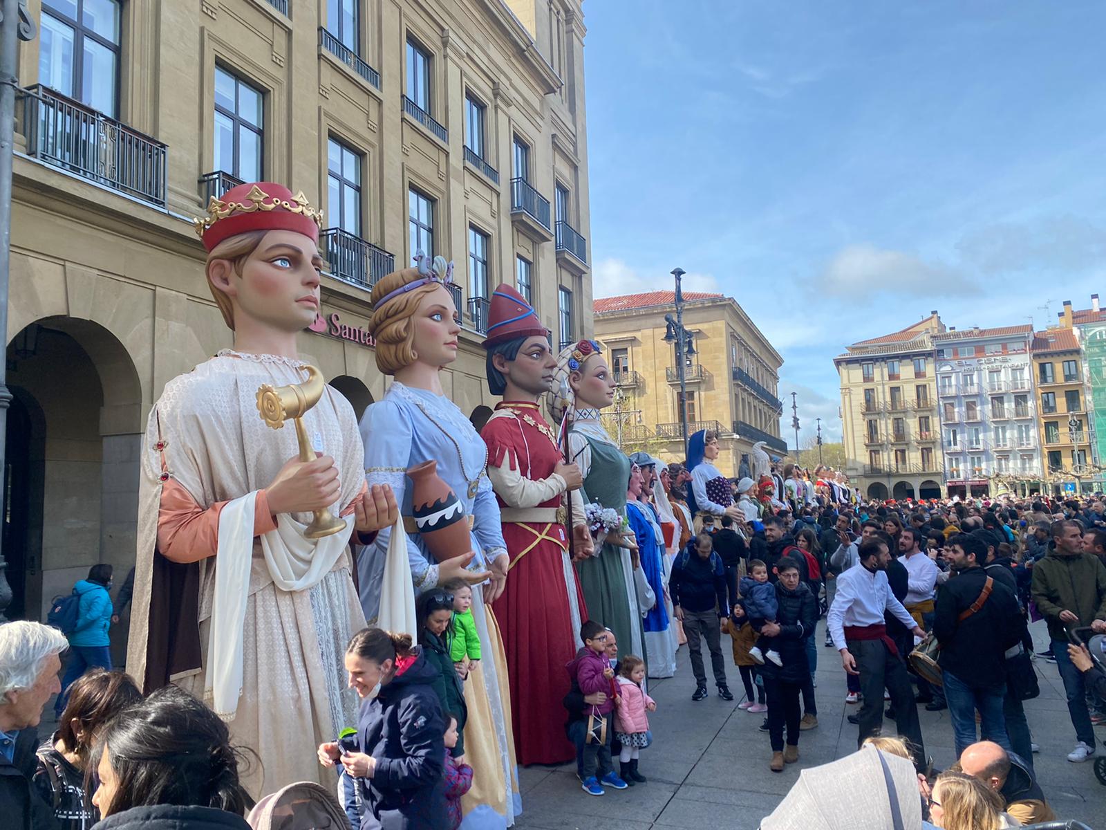 Concentración de los gigantes y cabezudos de distintos barrios de Pamplona