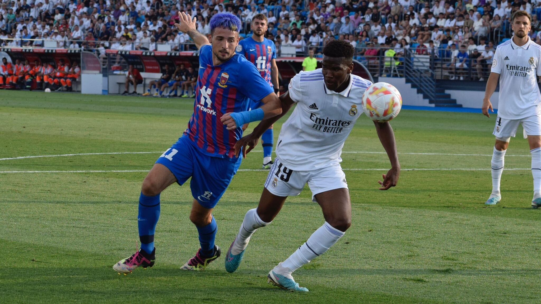 Manu Nieto pelea el balón con el madridista Marvel Garzón