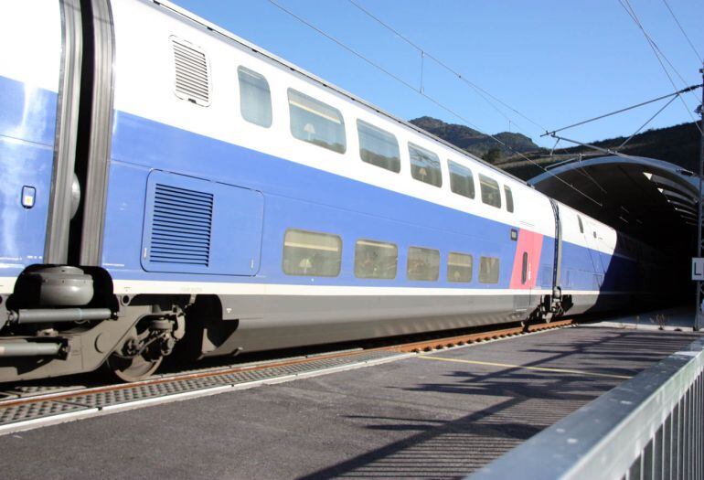 Tren entrant al túnel del Pertús