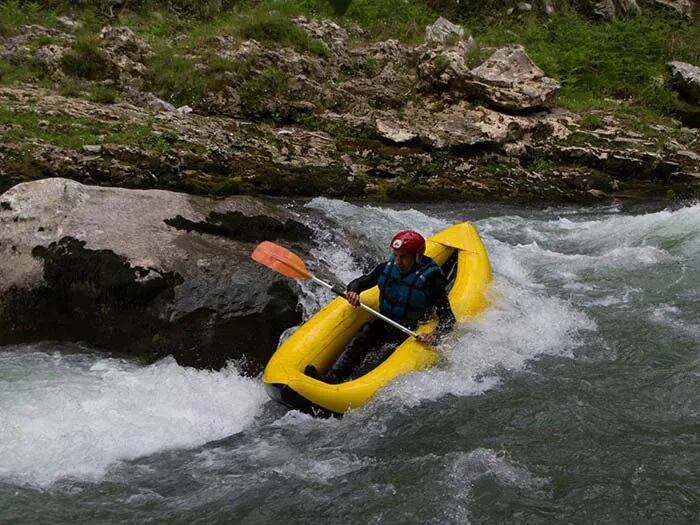 Un hombre realizando canoa-raft en el Cares.