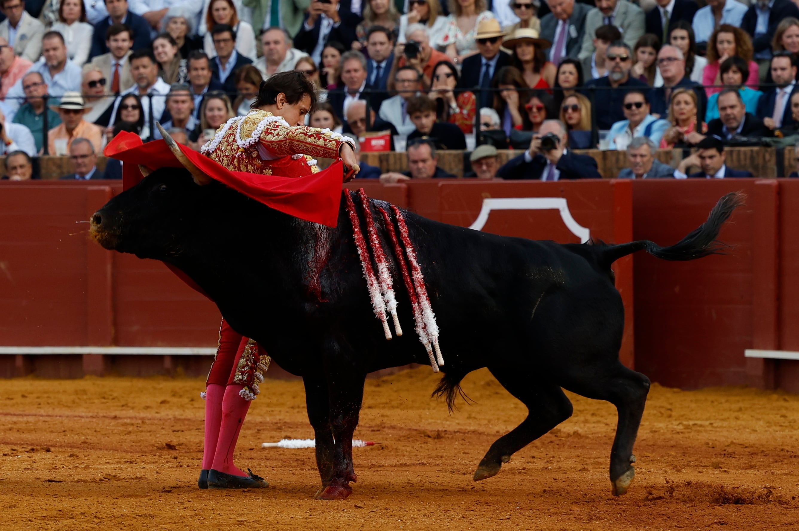 SEVILLA, 20/04/2024.- El diestro peruano Andrés Roca Rey con su primer toro en el penúltimo festejo de la Feria de Abril, hoy sábado en la Real Maestranza de Sevilla, con toros de Victoriano del Río. EFE/Julio Muñoz
