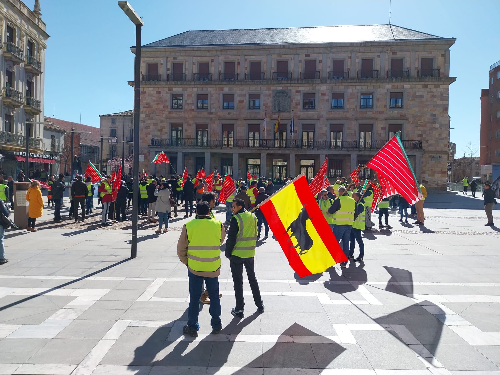 Concentración de un grupo de agricultores frente a la Subdelegación del Gobierno