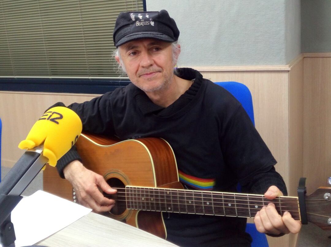 Lenon, en el estudio de Radio Elda SER, intepretando &quot;Nobody Home&quot; de Pink Floyd.