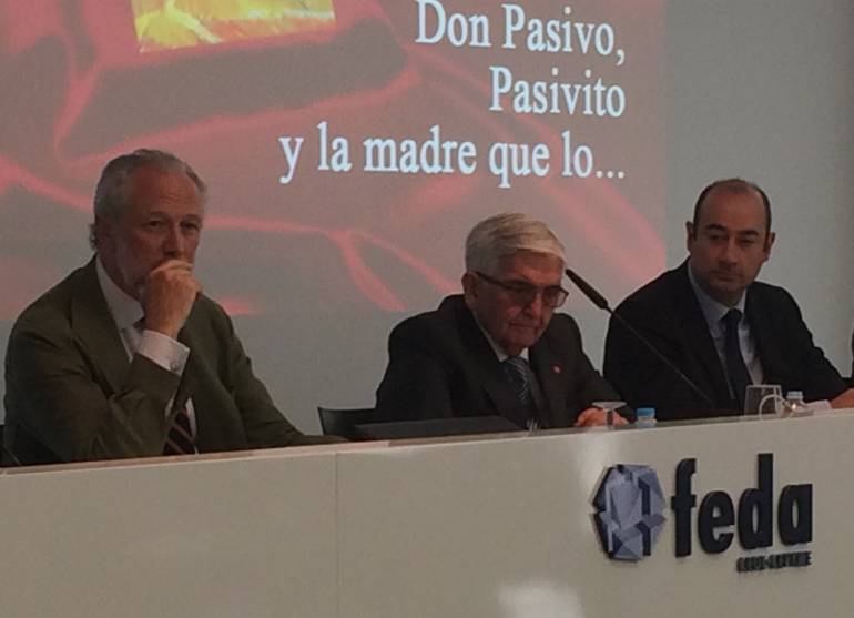 Manuel Torrecillas, en el centro de la imagen, en la presentación de su libro