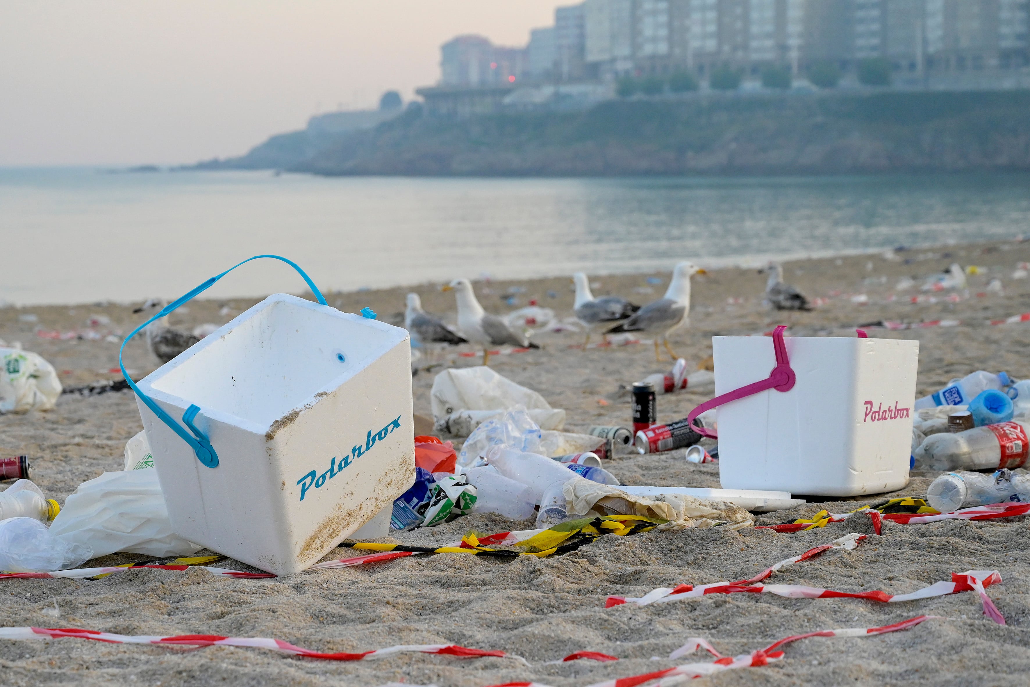 Algunas de las playas que aparecen en el listado de playas negras están ahí por la gran acumulación de basura que queda en ellas después de fiestas como la de San Juan.