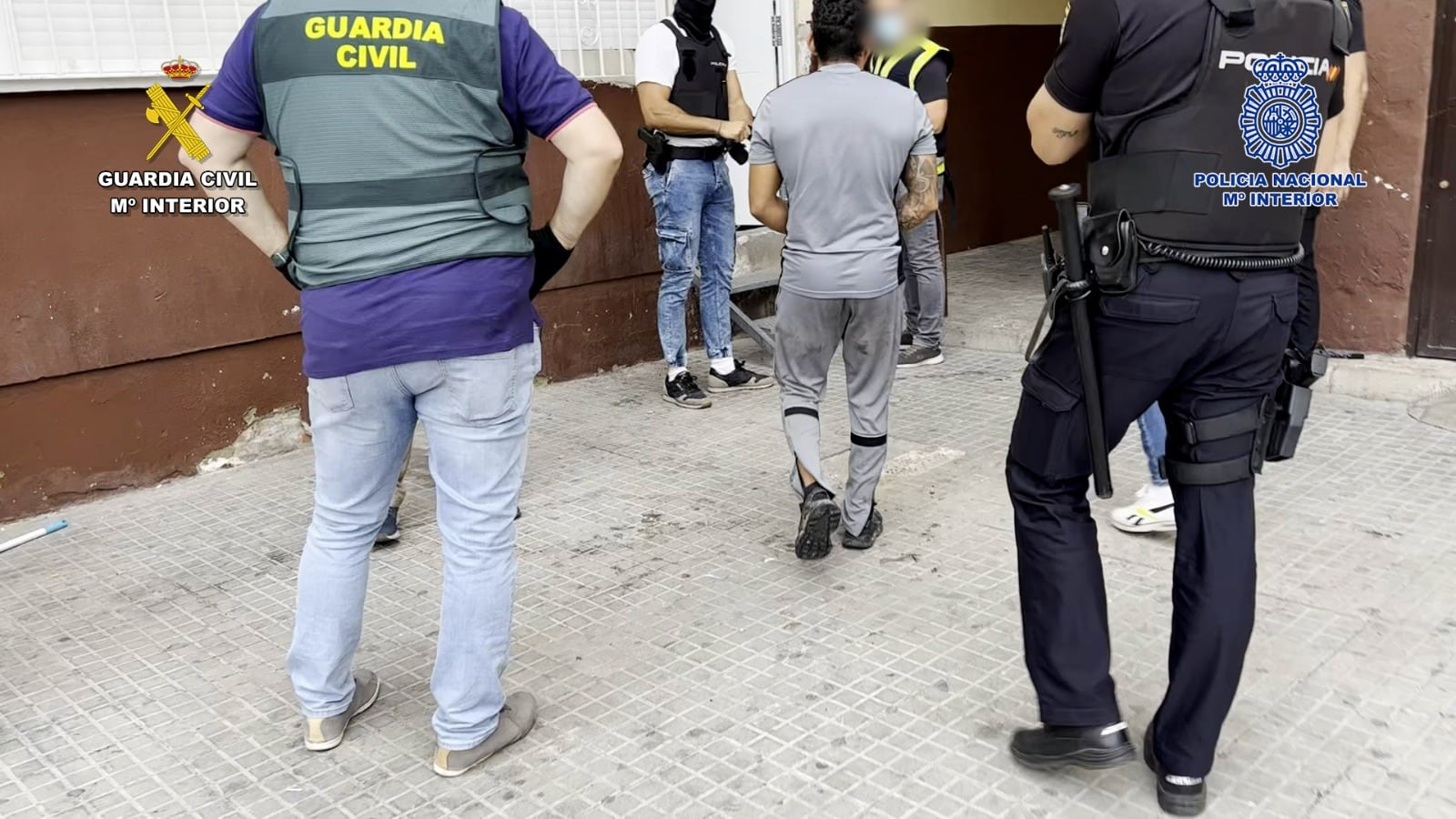 Desmantelada una banda de aluniceros por robar con fuerza armas, jamones y cigarrillos electrónicos en Sevilla/Guardia Civil