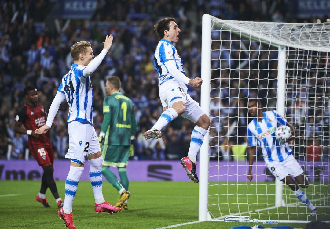 Oyarzabal y Odegaard celebran el 1-0 contra el Mirandés