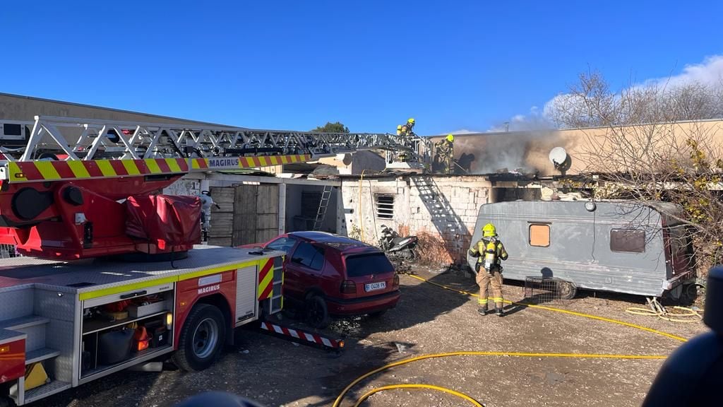 Los bomberos trabajando en la extinción del incendio