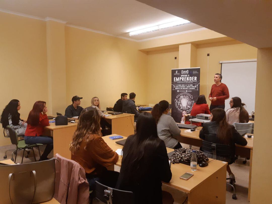 Jóvenes se forman en Iniesta con el programa &quot;Aprende a Emprender&quot;