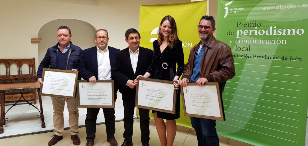 El presidente de la Diputación de Jaén, Francisco Reyes (centro) junto a los premiados Lorenzo Canales, José Liébana, Paola Serrano y Emilio Arroyo (de izquierda a derecha).