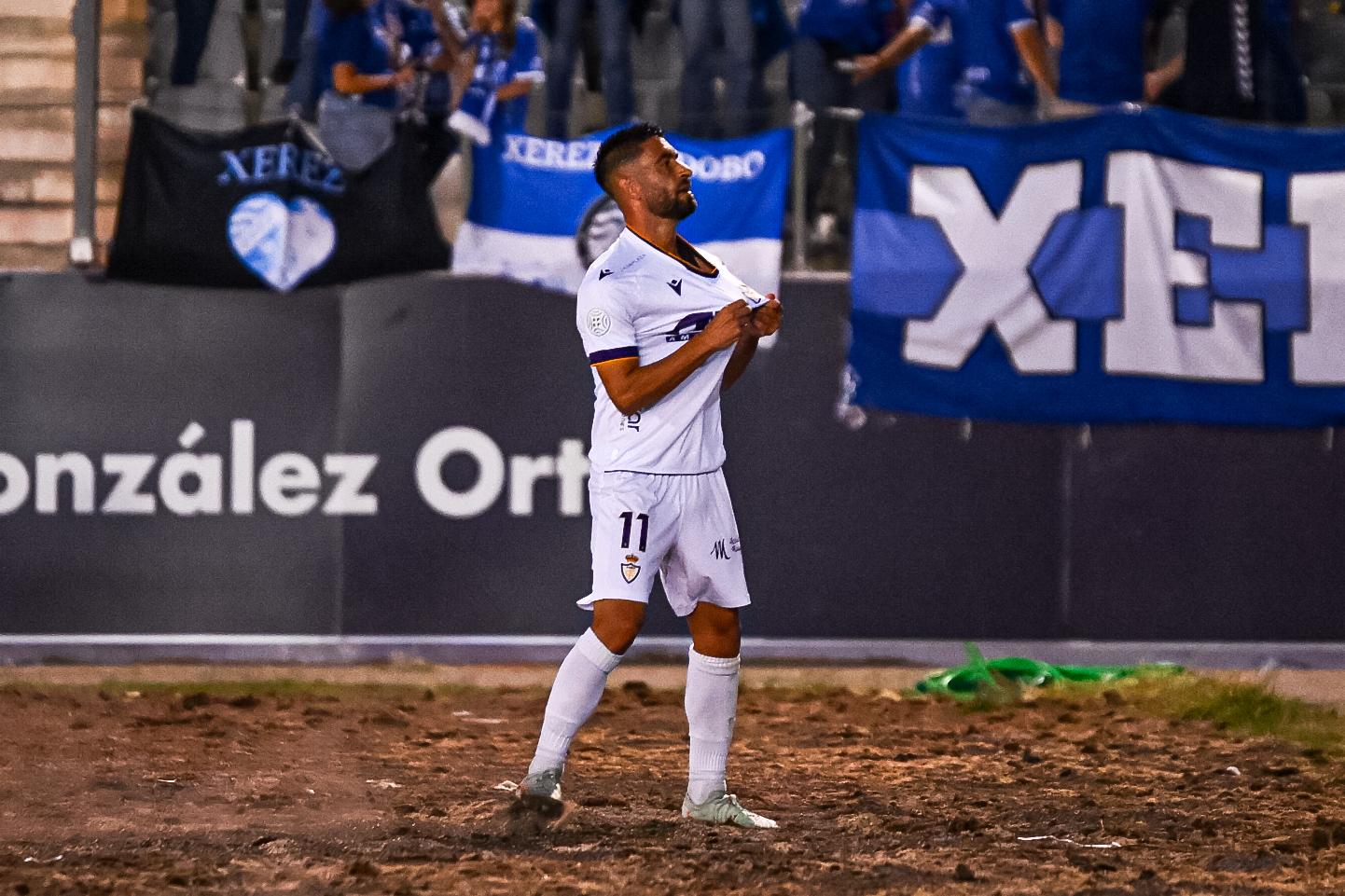Mario Martos celebra su gol ante el Xerez.