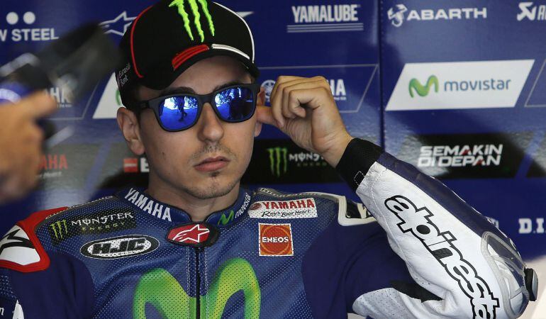 El piloto español de MotoGP Jorge Lorenzo  en su box, durante el segundo día de entrenamientos del Gran Premio de Jerez