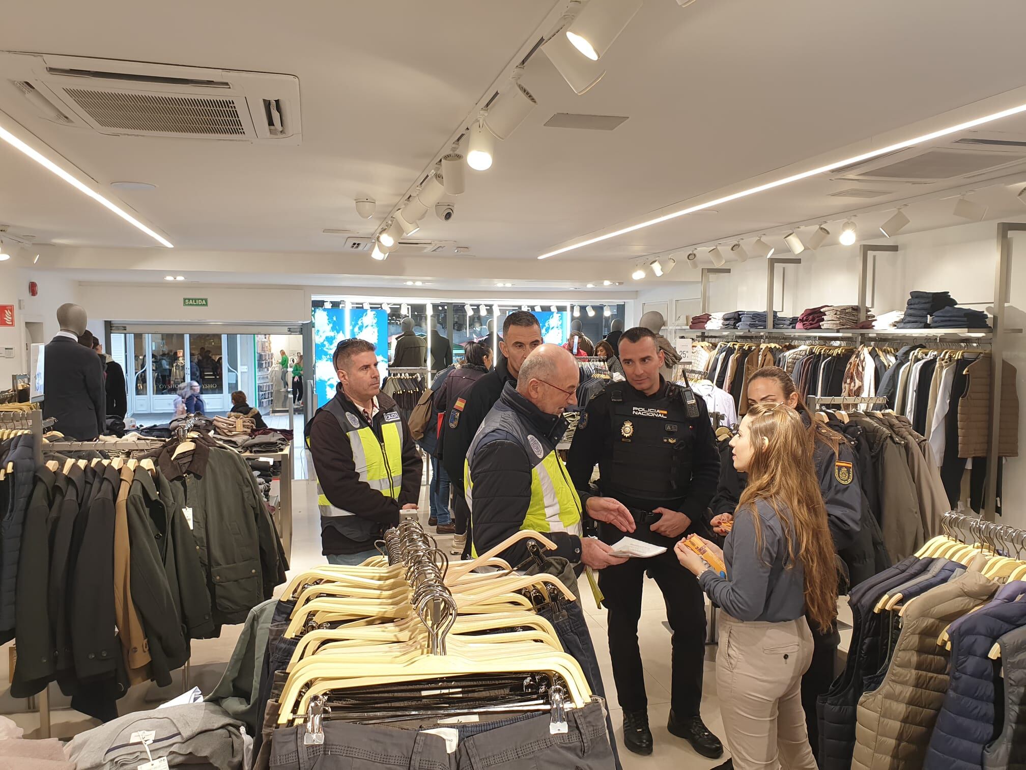Agentes de policía en un comercio