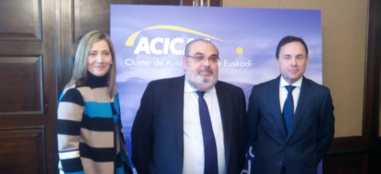 Los responsables de ACICAE, Inés Anitua, José Estoris y Alejandro M. Olagüe durante la rueda de prensa de balance del año 2015