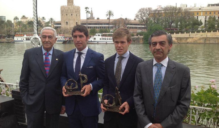 De izquierda a derecha, el doctor Ramón Vila, presidente de honor del jurado; el banderillero José Luis Neiro con el trofeo al quite providencial, el diestro Javier Jiménez con el premio al quite artístico y el doctor Octavio Mulet, cirujano jefe de la plaza de toros de la Real Maestranza de Caballería de Sevilla