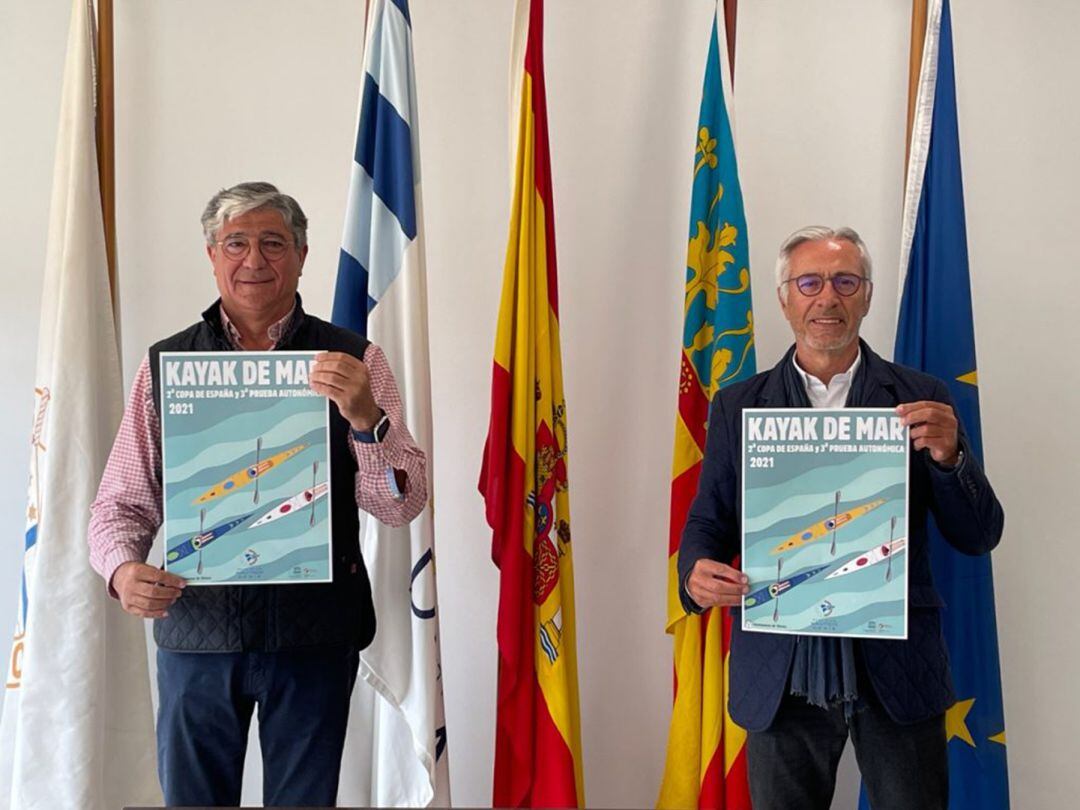 Portolés y Pérez Nadal con el cartel anunciador. 