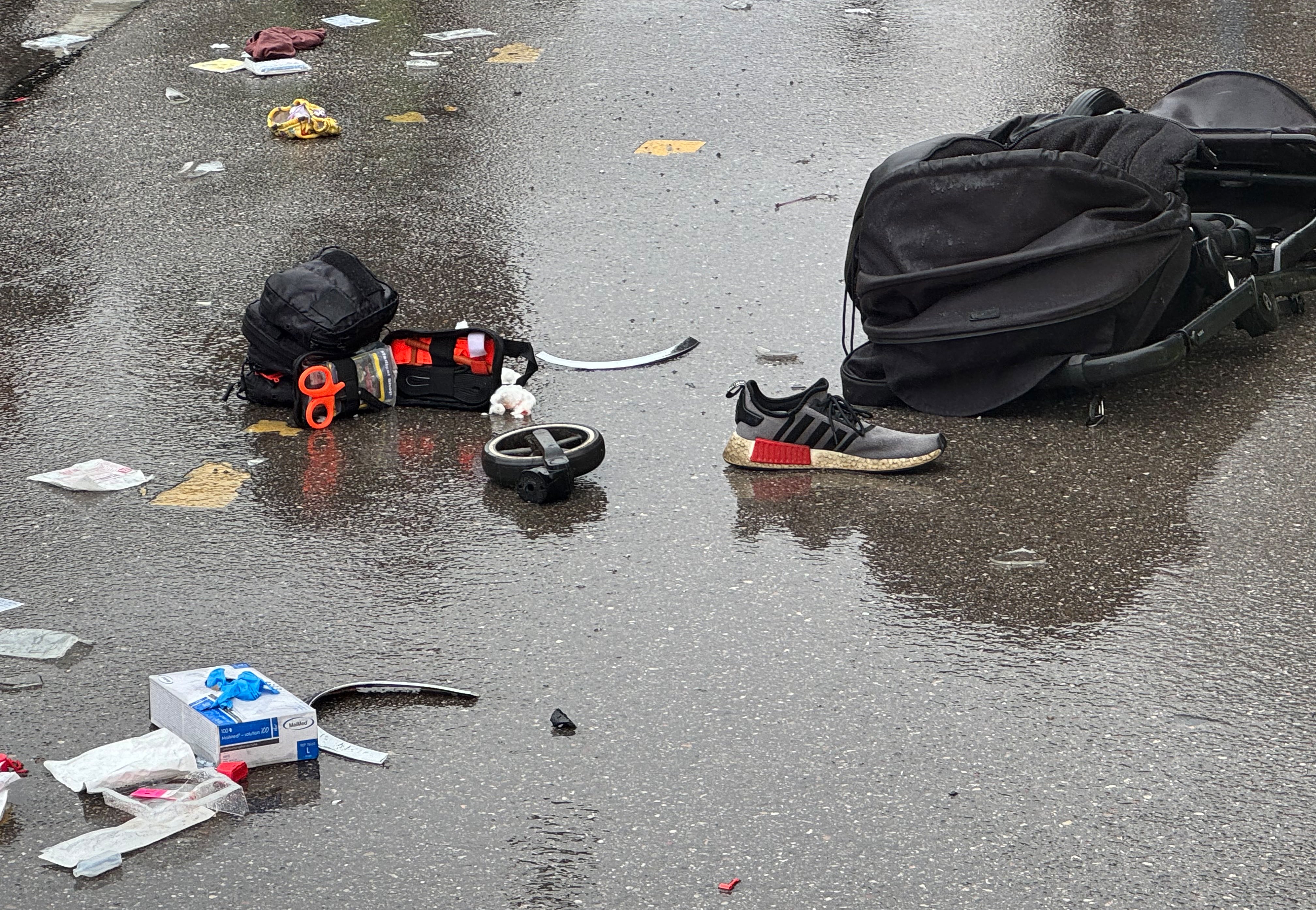 Objetos personales de las víctimas del atropello han quedado esparcidas por la calle.