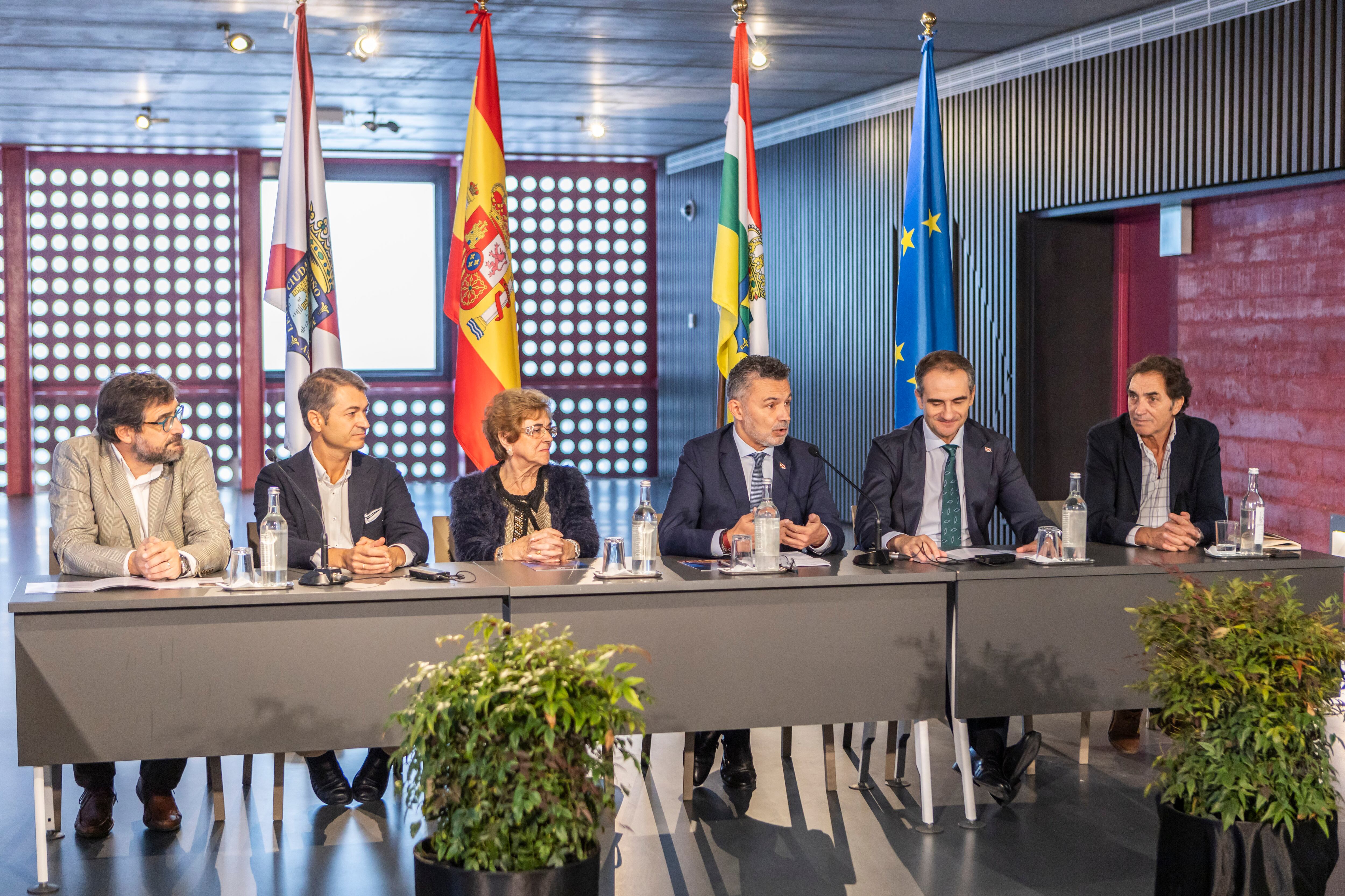 Angélica Sáenz, junto al alcalde de Logroño, Conrado Escobar