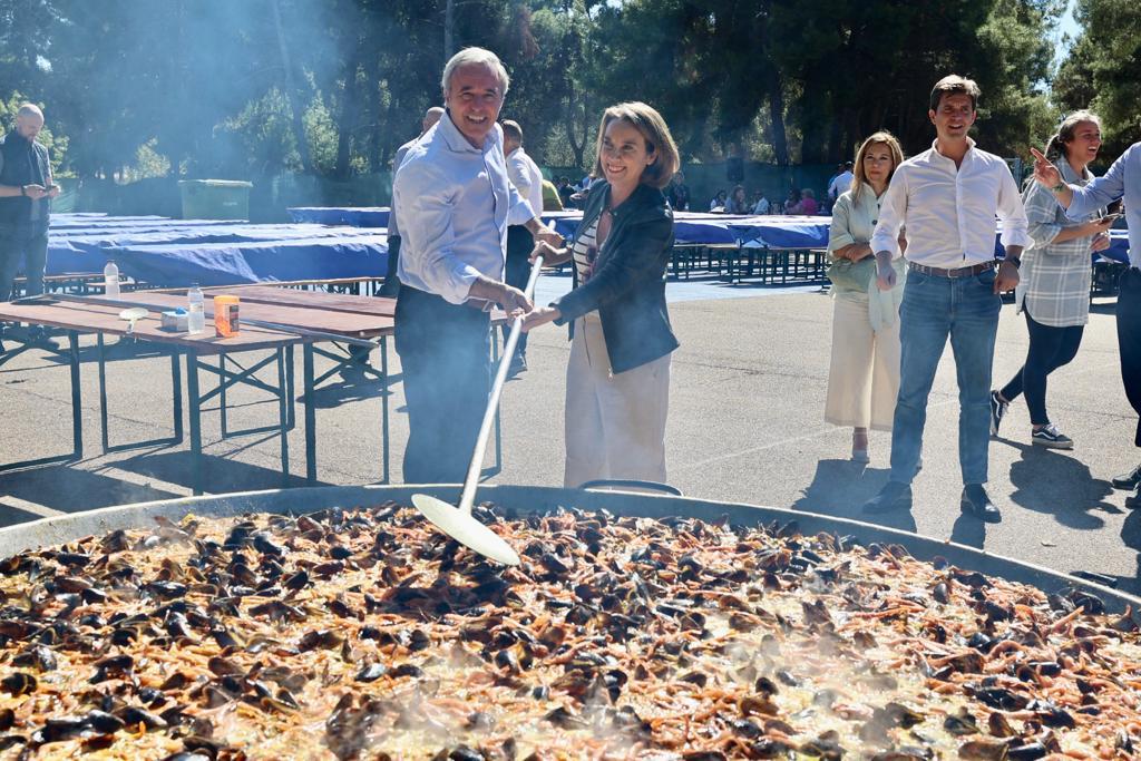 La secretaria general del PP, Cuca Gamarra, y el presidente de los populares aragoneses, Jorge Azcón, dan el toque a la paella de los afiliados