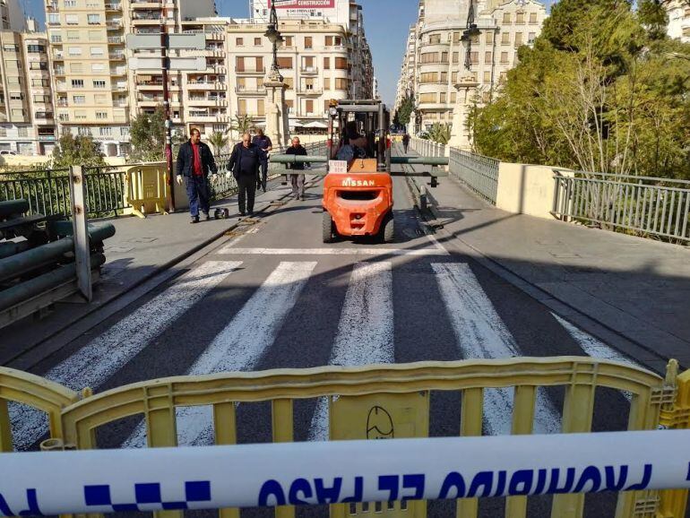 Trabajos para retirar la bionda del puente de Canalejas