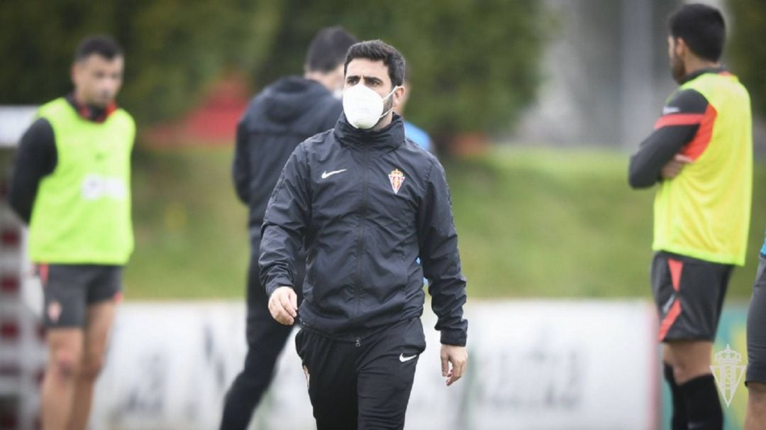 David Gallego dirige el último entrenamiento previo al partido de Logroño.