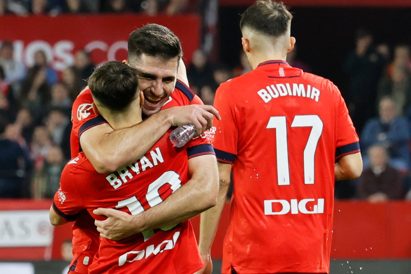 Bryan y Areso celebran el gol ante el Sevilla en presencia de Budimir