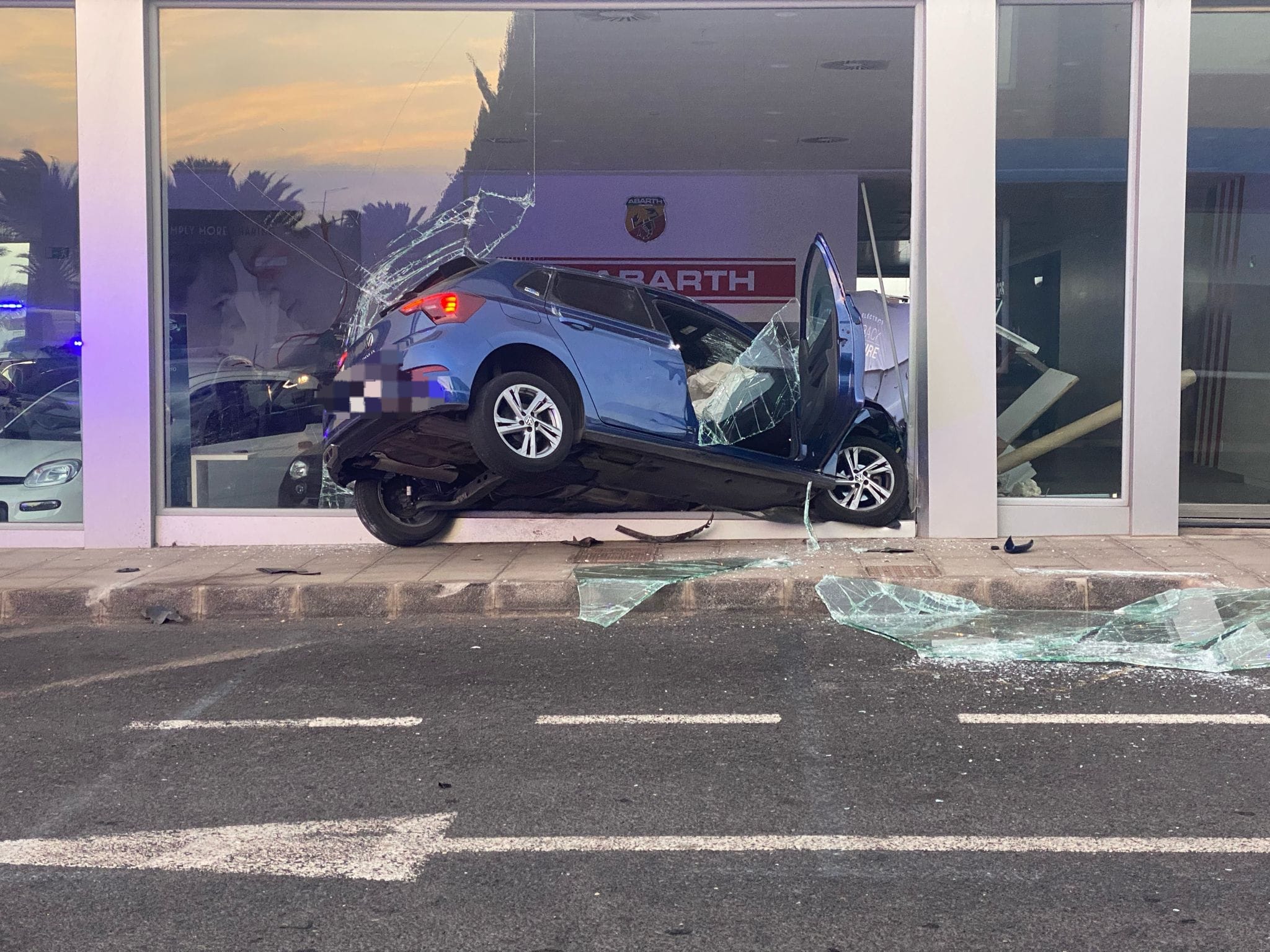 Vehículo empotrado en la luna de un concesionario de coches en Playa Honda, Lanzarote.