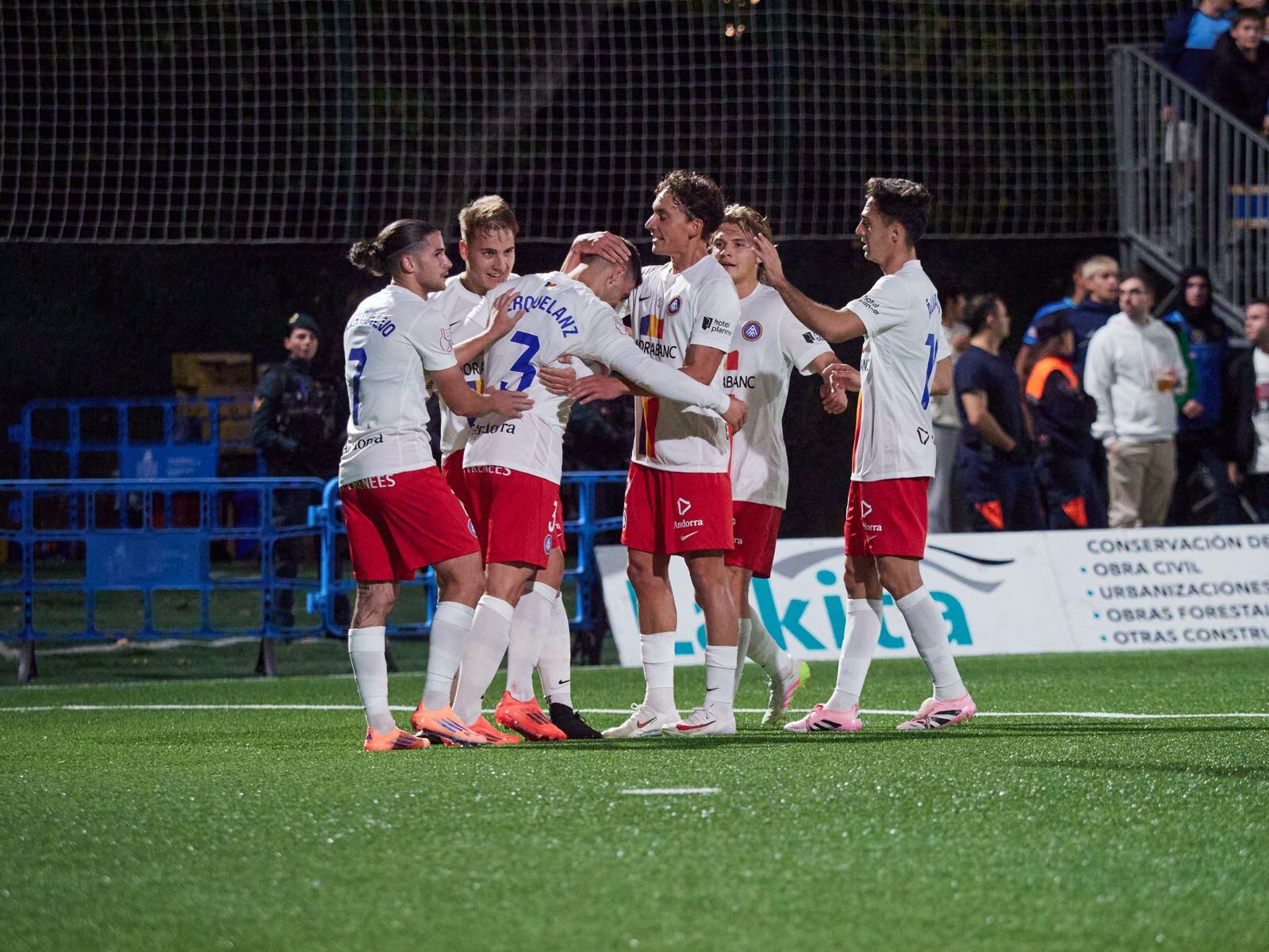 Els jugadors feliciten a Merquelanz