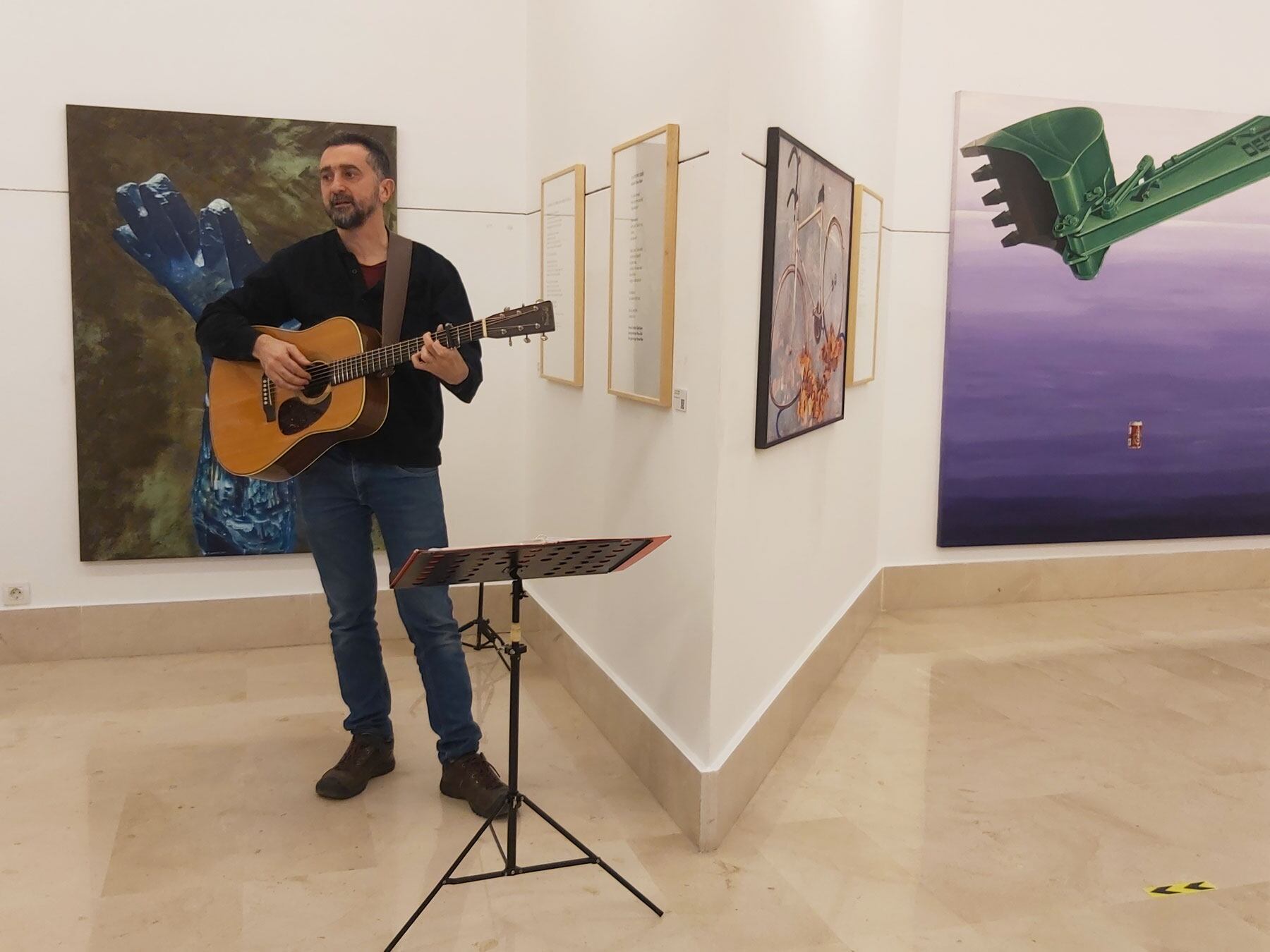 Feliu Ventura interpretant un dels dos temes que es van poder escoltar en la inauguració de la mostra &#039;Pintura musicada&#039;
