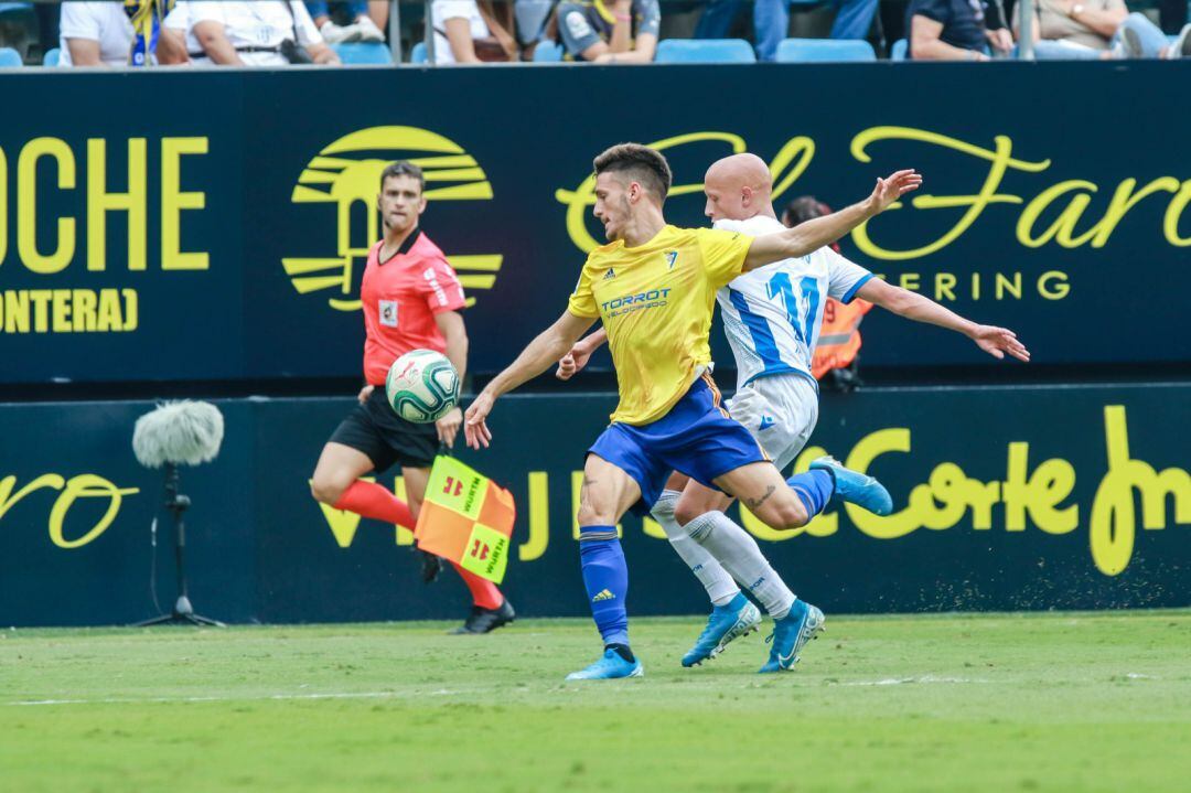 Franco en una lance del encuentreo con Mollejo jugador del Deportivo