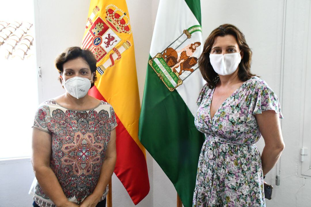 La regidora de Alpandeire, Dolores Bullón, junto a la diputada Esperanza González