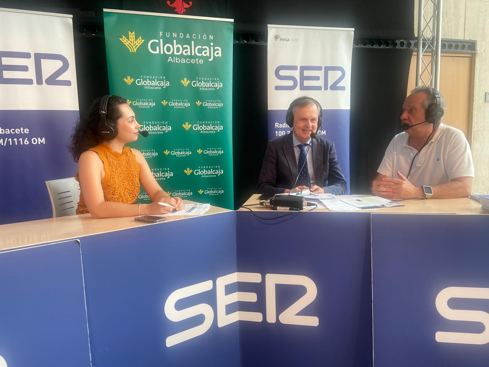 La periodista de Radio Albacete, Cristina Castellanos junto con el director de la Fundación Globalcaja, Antonio González  y el presidente del Orfeón de la Mancha, José Luis González.