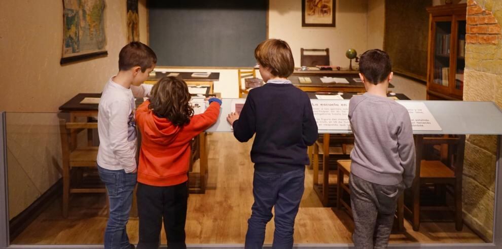 Niños visitando el Museo Pedagógico de Aragón en Huesca