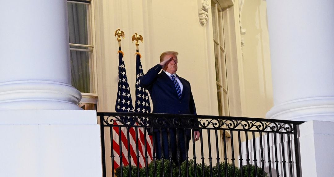 Donald Trump saluda sin máscara desde el balcón de la Casa Blanca tras salir del hospital. 