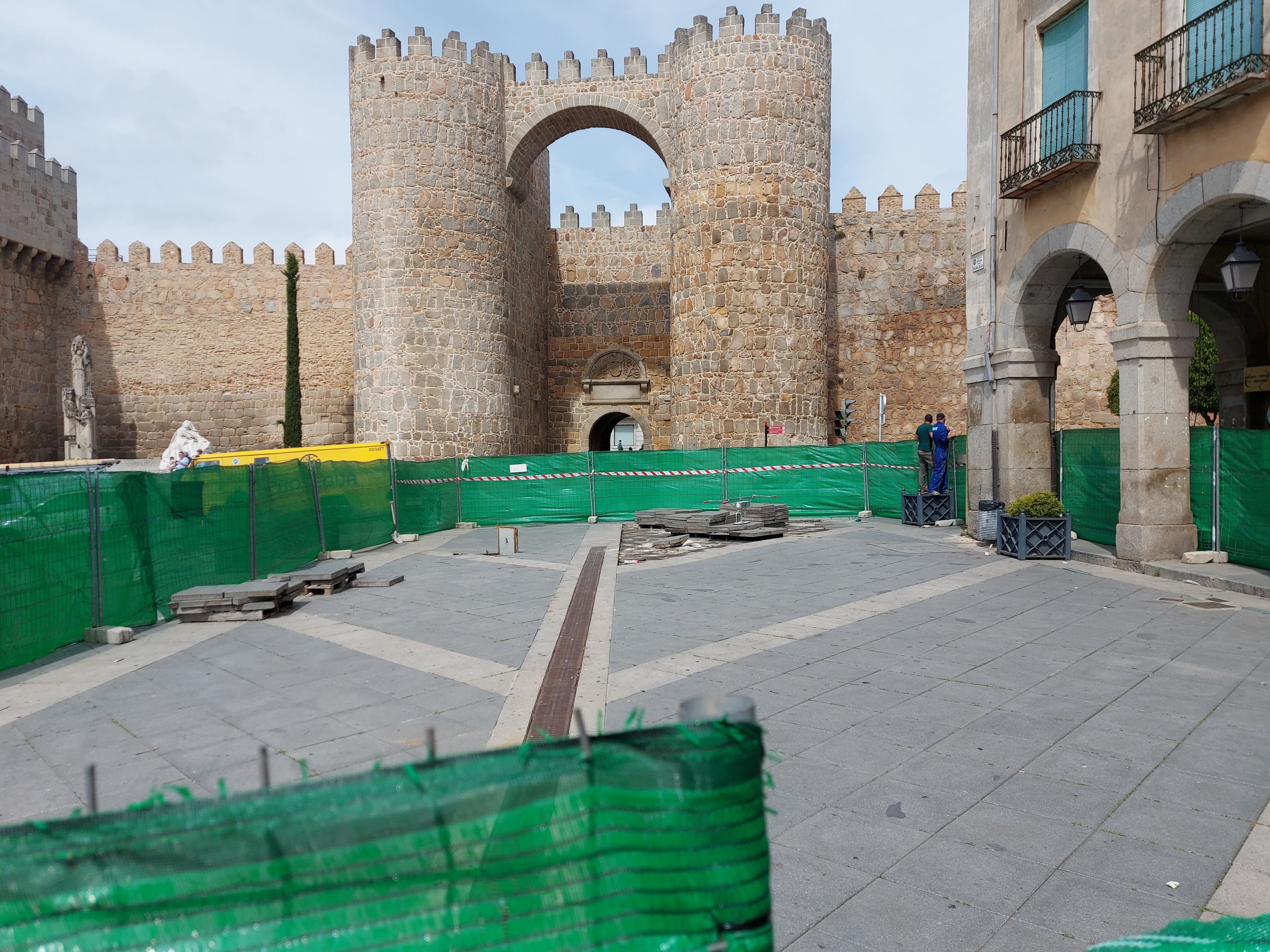 Las obras han comenzado en la parte más próxima al arco del Alcázar