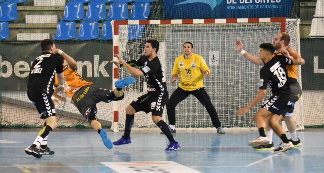 El ABANCA Ademar no pudo ganar en La Albericia de Santander