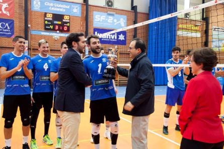 Felipe Pascual (i), presidente de la FVM, y Santiago Llorente, alcalde de Leganés, entregan el trofeo de campeón de liga a Uxío García (1), capitán del Aldebarán.