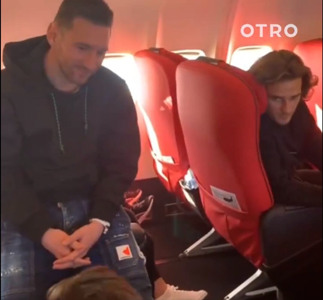 Messi y Griezmann en el avión con uno de los hijos del argentino