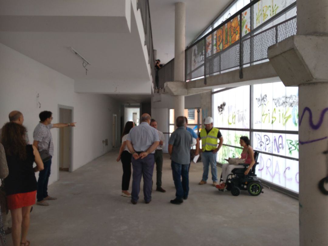 El alcalde de Zamora, Francisco Guarido y el Director Provincial de Educación, Fernando Prada, visitan las obras del Centro de Adultos y Biblioteca Municipal