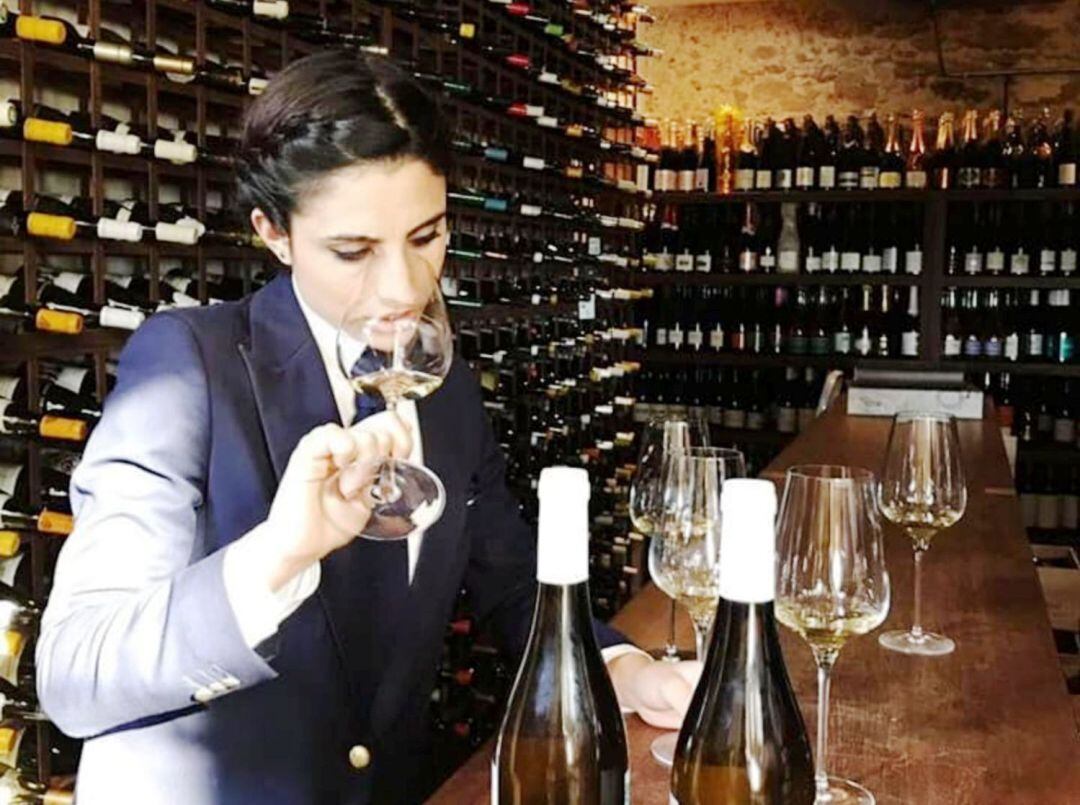 Lucía Fuentes, catando vinos en Aponiente