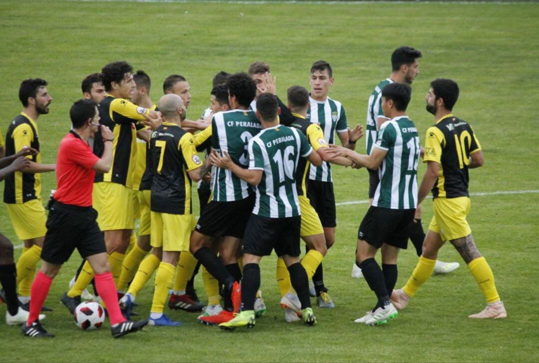 Los jugadores del Hércules y Peralada, en un momento del partido