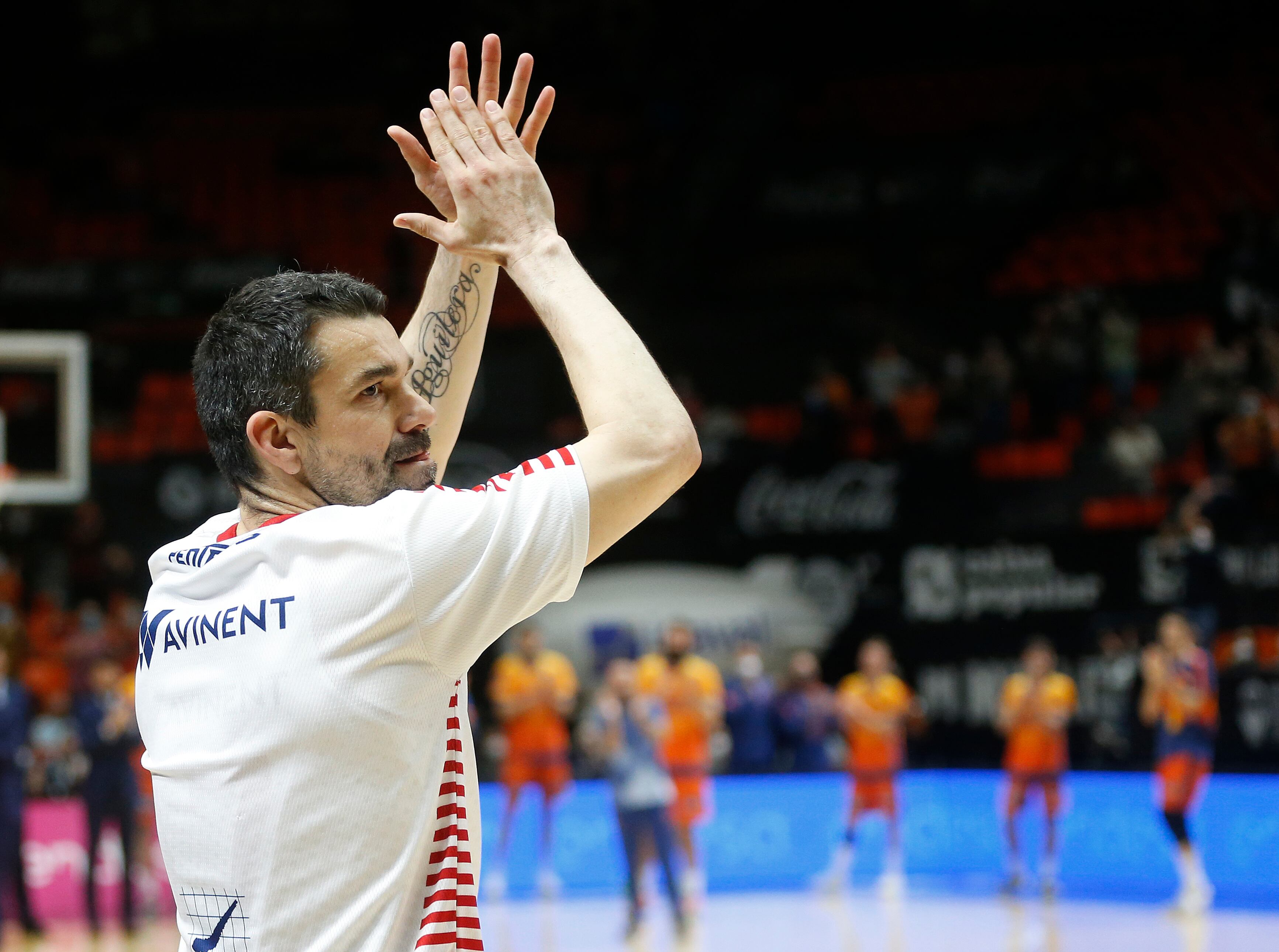 VALENCIA, 14/03/2022.- El escolta de Baxi Manresa, Rafa Martínez, aplaude a la afición valencianista durante el partido de la jornada 23 de la Liga ACB que Valencia Basket y Baxi Manresa juegan hoy lunes en la Fuente de San Luis.