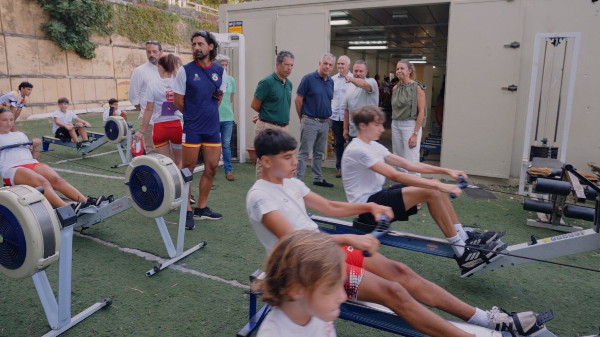 El alcalde José Luis Sanz durante su visita a las instalaciones del Club de Remo Guadalquivir 86
