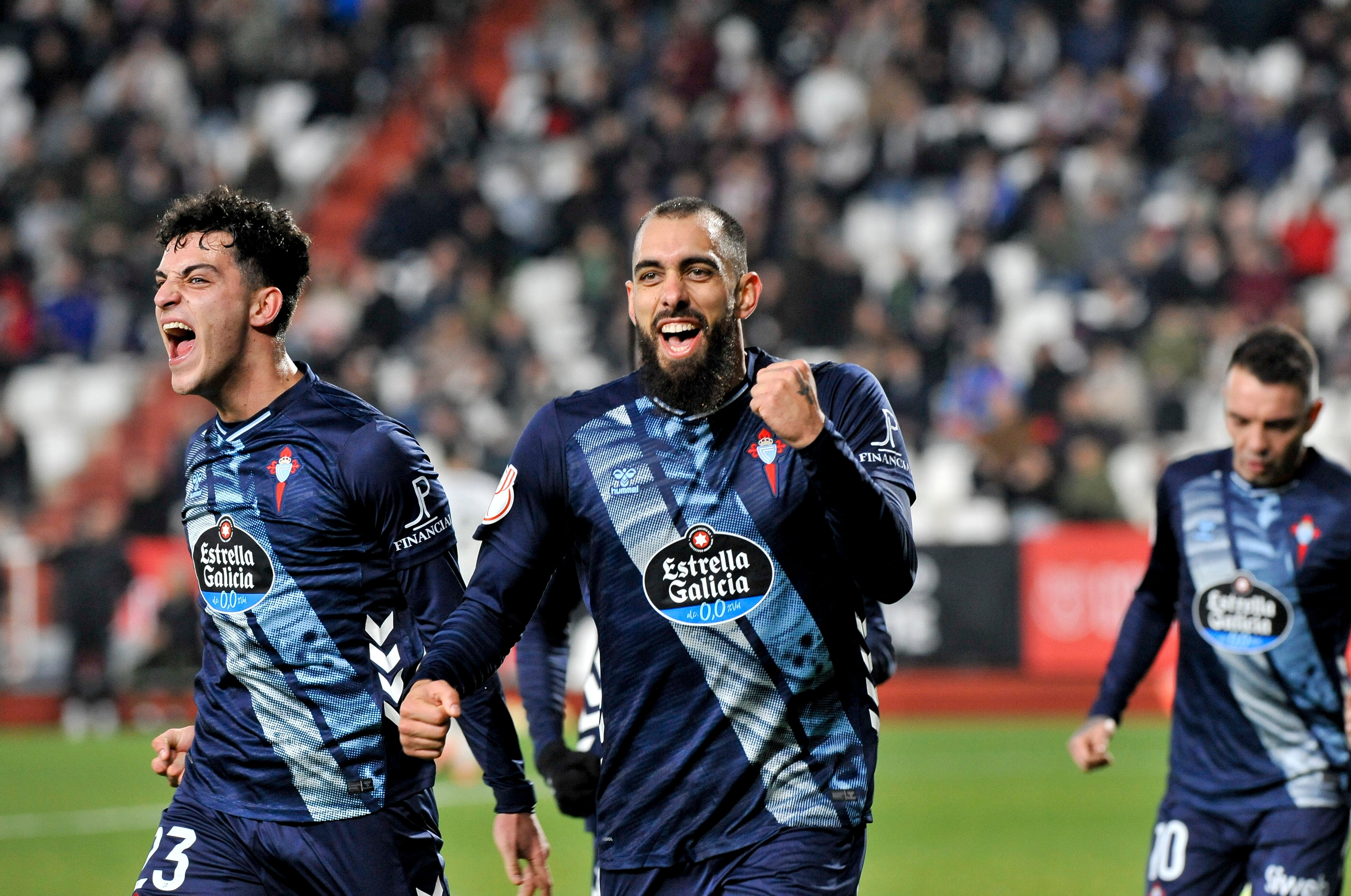 ALBACETE, 17/12/2025.- El delantero del Celta, Borja Iglesias, celebra el segundo gol de su equipo durante el encuentro correspondiente a los dieciseisavos de final de la Copa del Rey que disputan hoy miércoles Albacete y Celta en el estadio Carlos Belmonte de Albacete. EFE / Manuel Podio.