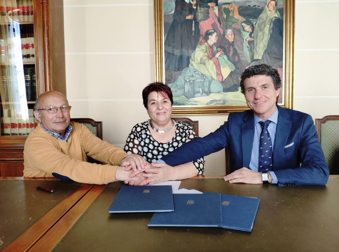 El presidente de la Asociación de vecinos de Nueva Segovia firma el convenio con el Ayuntamiento de Segovia